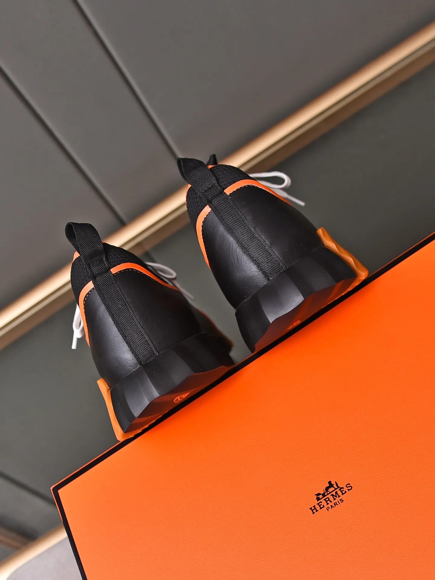 Factory price PP600 [Hermes] fe new arrival~ New Bouncing sneakers are the most comfortable shoes from Hermès, no one else⃣️. They are very light on the feet and look great. You won’t feel tired even when you go shopping and running around. 👍 Very light and comfortable, very light, suitable for both sports and leisure, and feel great when you step on them! It’s up to you to choose, there’s always what you want~ ✔️Fabric: Imported first-layer cowhide + high-elastic fly weave ✔️Inner lining: Imported water-dyed cow lining ✔️Outsole: Seamless combination of IP+TPU (multi-color letters) German technology irradiation machine ✔️Code number: Male 38-44 (45 customized)